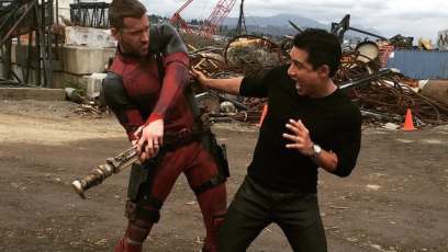 Ryan Reynolds’ Deadpool tries to kill Mario Lopez… again (photo)