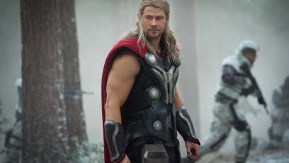 Chris Hemsworth wields new hammer on ‘Thor: Ragnarok’ set