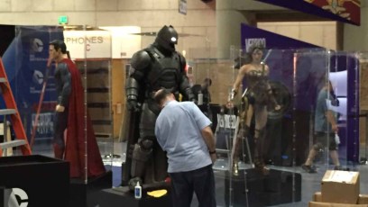 Warner Bros. is bringing the armored Batsuit from ‘Batman v Superman’ to Comic-Con (photo)