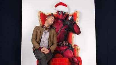Ryan Reynolds is naughty and nice posing for photos with his ‘Deadpool’ character