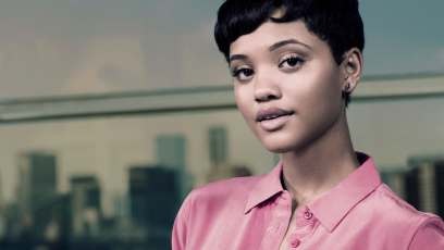 Kiersey Clemons shows off her ‘Justice League’ wig for Iris West