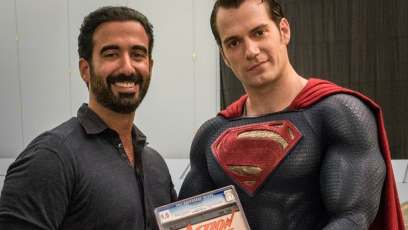 Photo: Henry Cavill poses with Action Comics #1 dressed as Superman