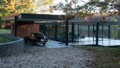 Zack Snyder says Bruce Wayne lived in his ‘Batman v Superman’ lake house since age 18