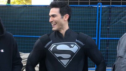 Superman will wear his black suit in the Arrowverse crossover event